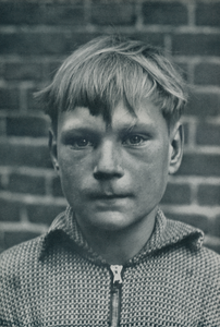 716617 Portret van een jongen, vermoedelijk in de Jordaan te Amsterdam.